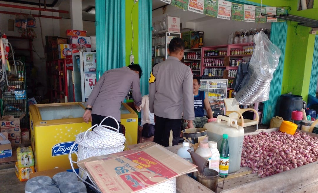 Personel Polsek Nasal Cek Ketersediaan Bahan Pokok di Seputaran Wilkum 