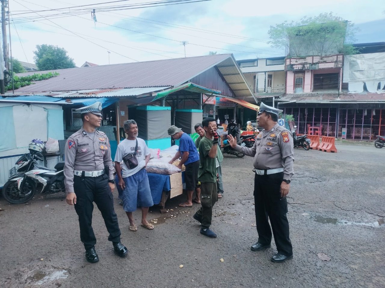 Personil Satlantas Polres BU Lakukan Sosialisasi Keselamatan Berlalu Lintas Kepada Pengunjung dan Petugas Parkir Pasar Purwodadi