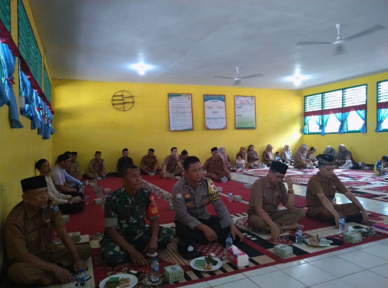 Bhabinkamtibmas Polsek Ketahun Hadiri Halal Bihalal di SMA N 05 Bengkuulu Utara