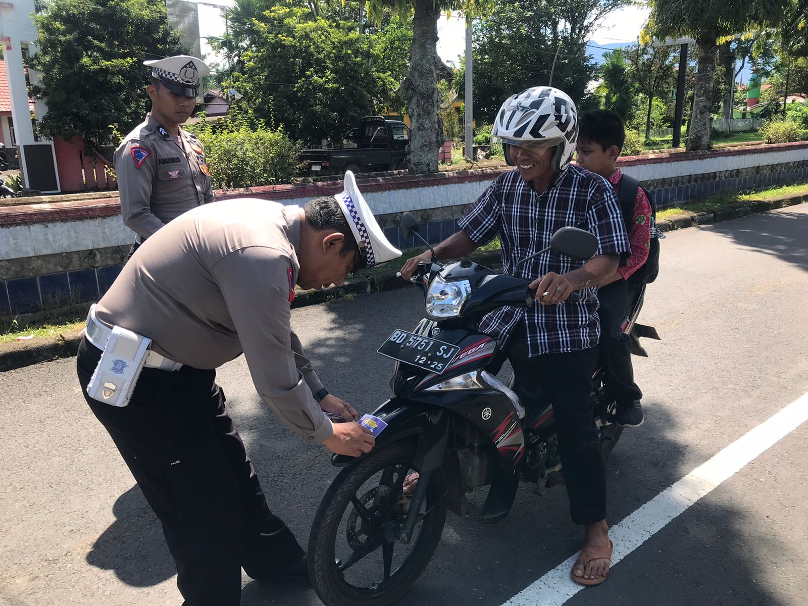 Personel Lantas BU Aktif Bagi Stiker Stop Menggunakan Knlapot Tidak Sesuai Spesifikasi Teknis 