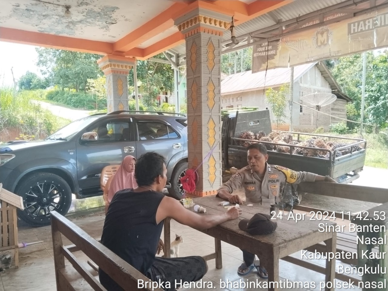 Bhabinkamtibmas Polsek Nasal Sambang dan Silaturahmi Kamtibmas Kepada Warga Desa Sinar Banten 