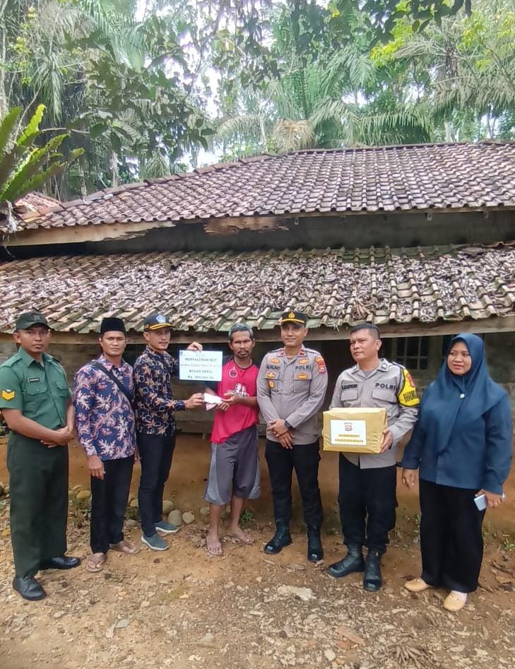 Kapolsek Giri Mulya Laksanakan kegiatan Pembagian BLT DD dan Pembagian Baksos Polsek Giri Mulya di Desa Suka Makmur