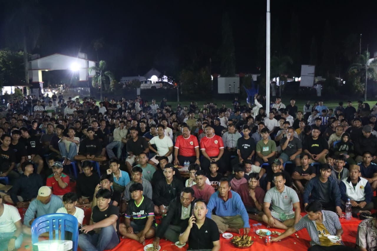 Nobar Semifinal Timnas Indonesia U-23, Kapolres dan Bupati Bengkulu Utara Berbaur dengan Masyarakat