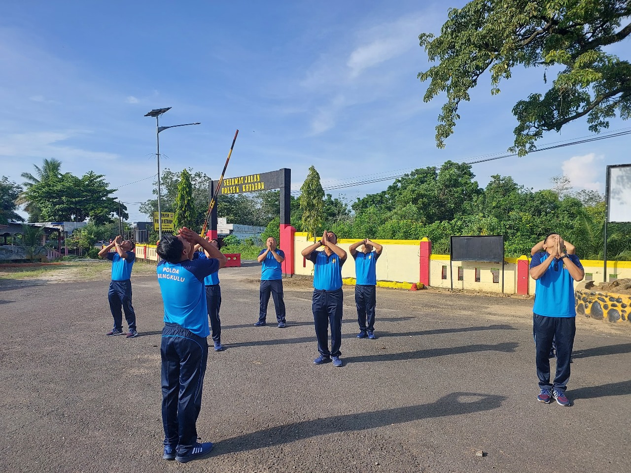 Jaga Kesahatan dan Kebugaran Anggota Waka Polsek Ketahun Pimpin Olahraga Bersama