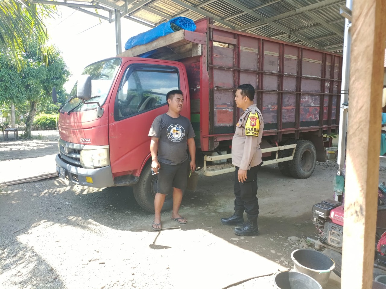 Sambangi Sopir Truck, Bhabinkamtibmas Polres Bengkuku Utara Sampaikan Pesan Kamtibmas