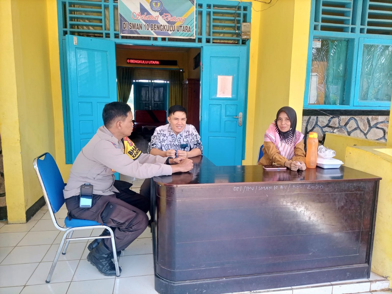 Sambangi Sekolah, Bhabinkamtibmas Polres Bengkulu Utara Sampaikan Pesan Kamtibmas Kepada Guru