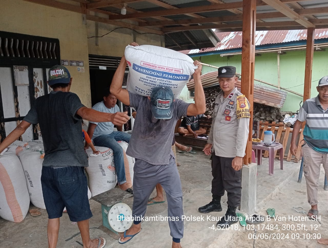 Sambangi Petani Jagung, Bhabinkamtibmas Polsek Kaur Utara Sampaikan Imbauan Kamtibmas di Desa Ulak Agung 