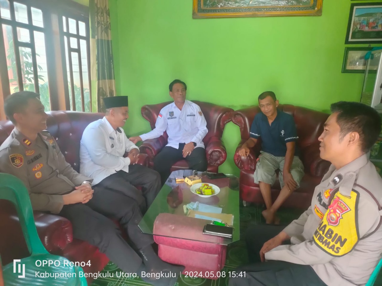 Kapolsek Ketahun Jenguk dan Mengunjungi Babinsa Yang Sedang Sakit