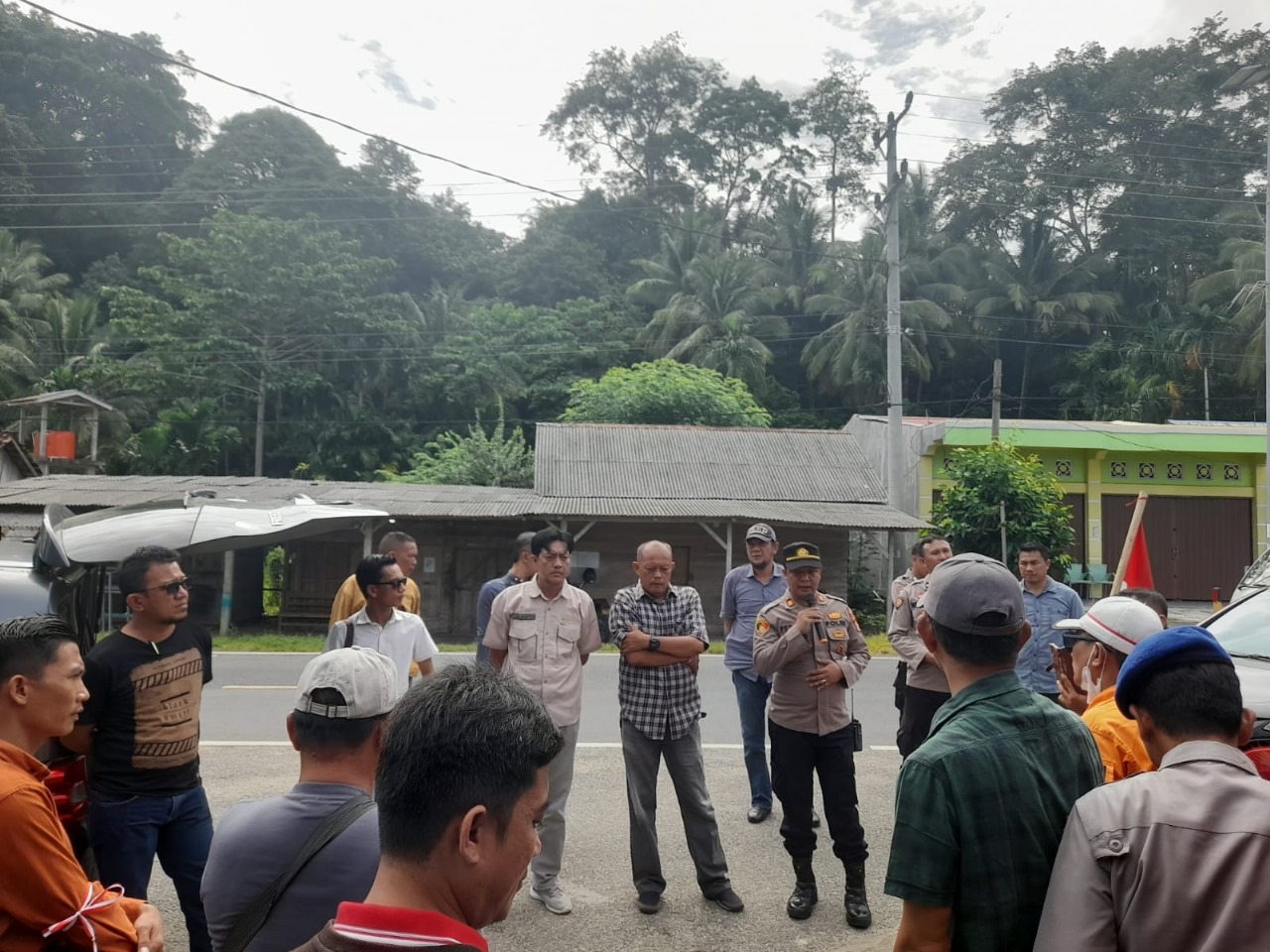 Kapolsek Maje Laksankan Koordinasi Serta Pengawalan  dan Pengamanan Aksi Unjuk Rasa 