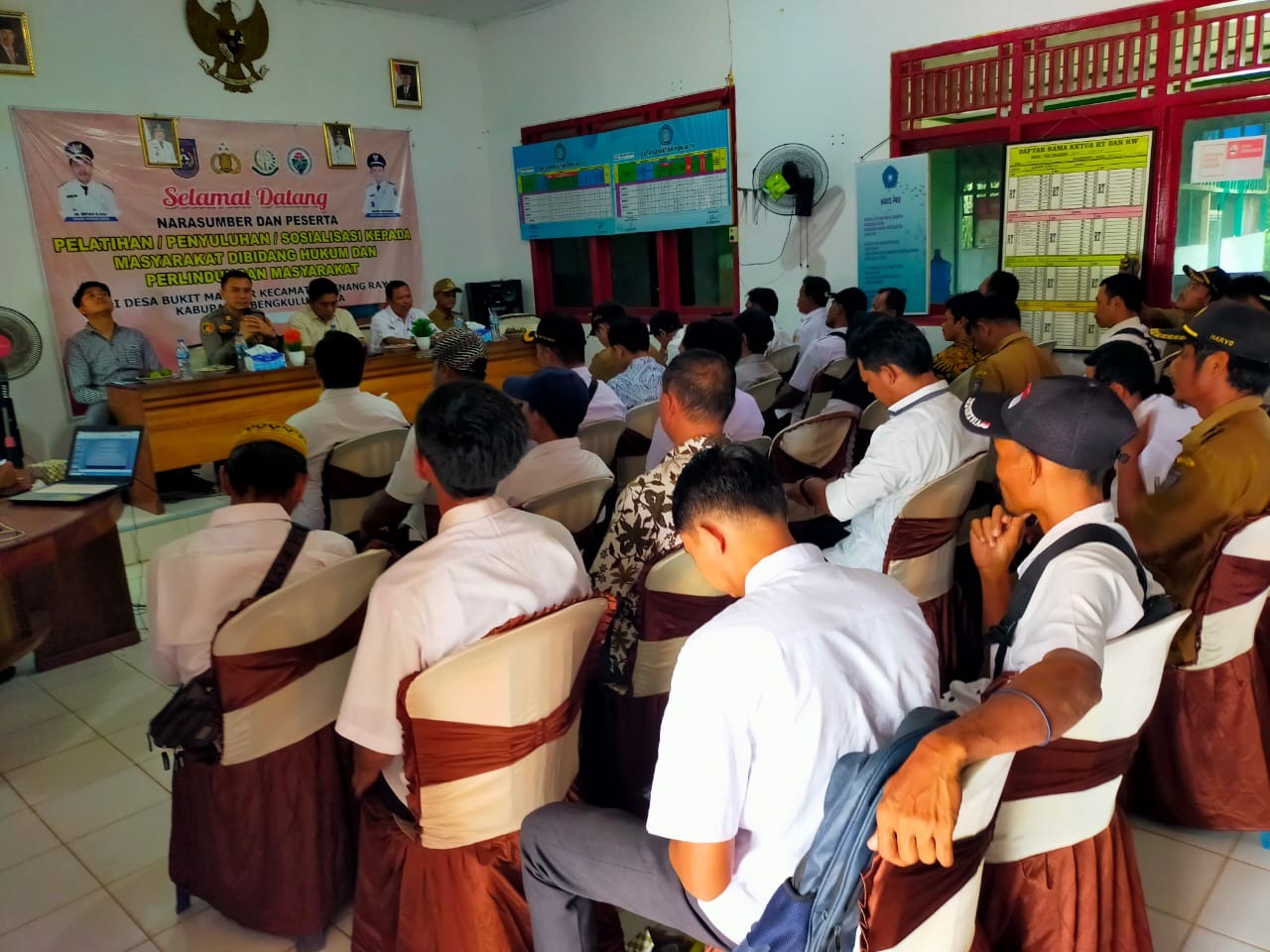 Kapolsek Ketahun Berikan Penyuluhan Hukum dan Perlindungan Masyarakat di Desa Bukit Makmur 