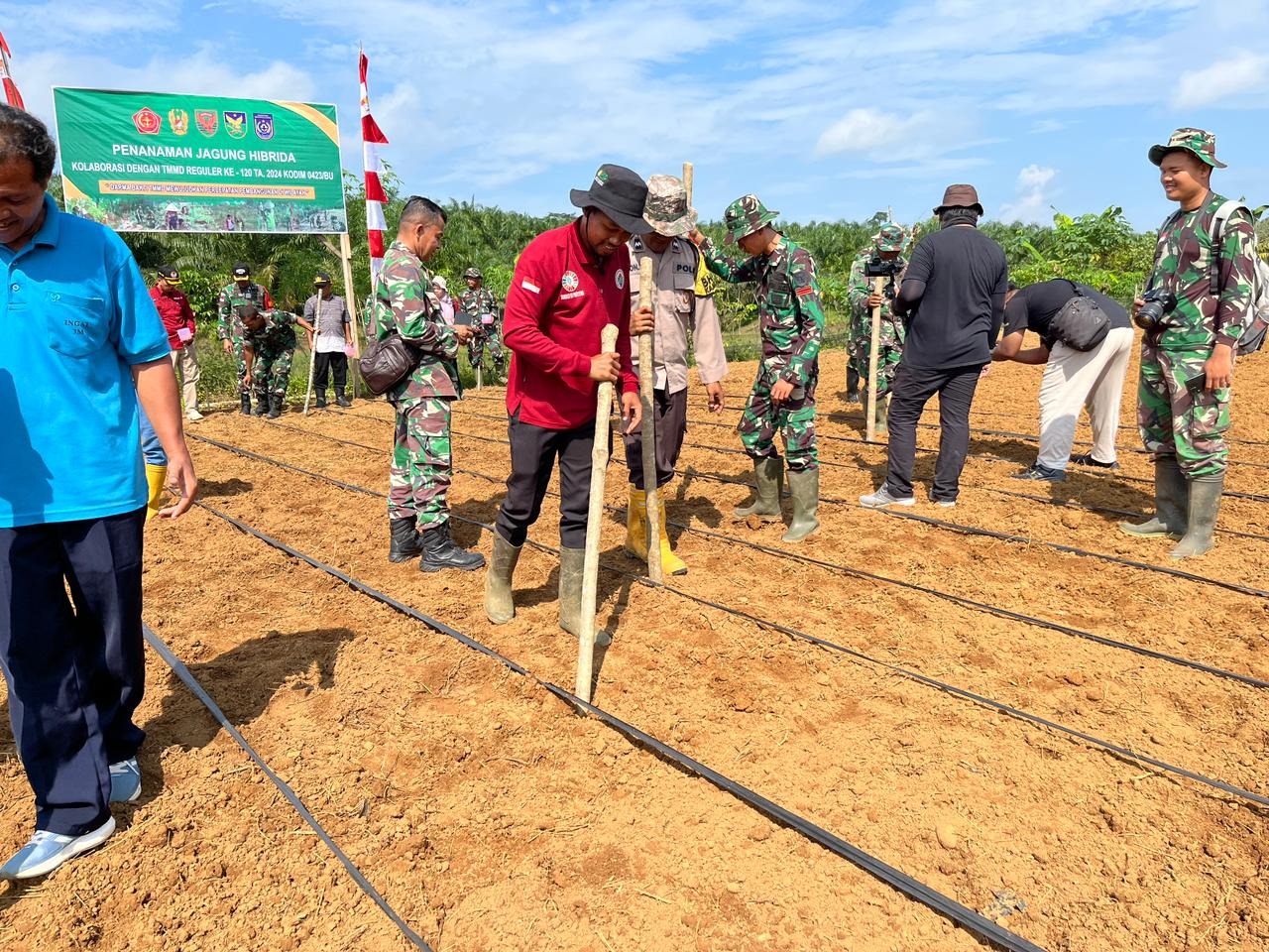 Sinergitas TNI Polri pada TMMD di Desa Bukit Tinggi