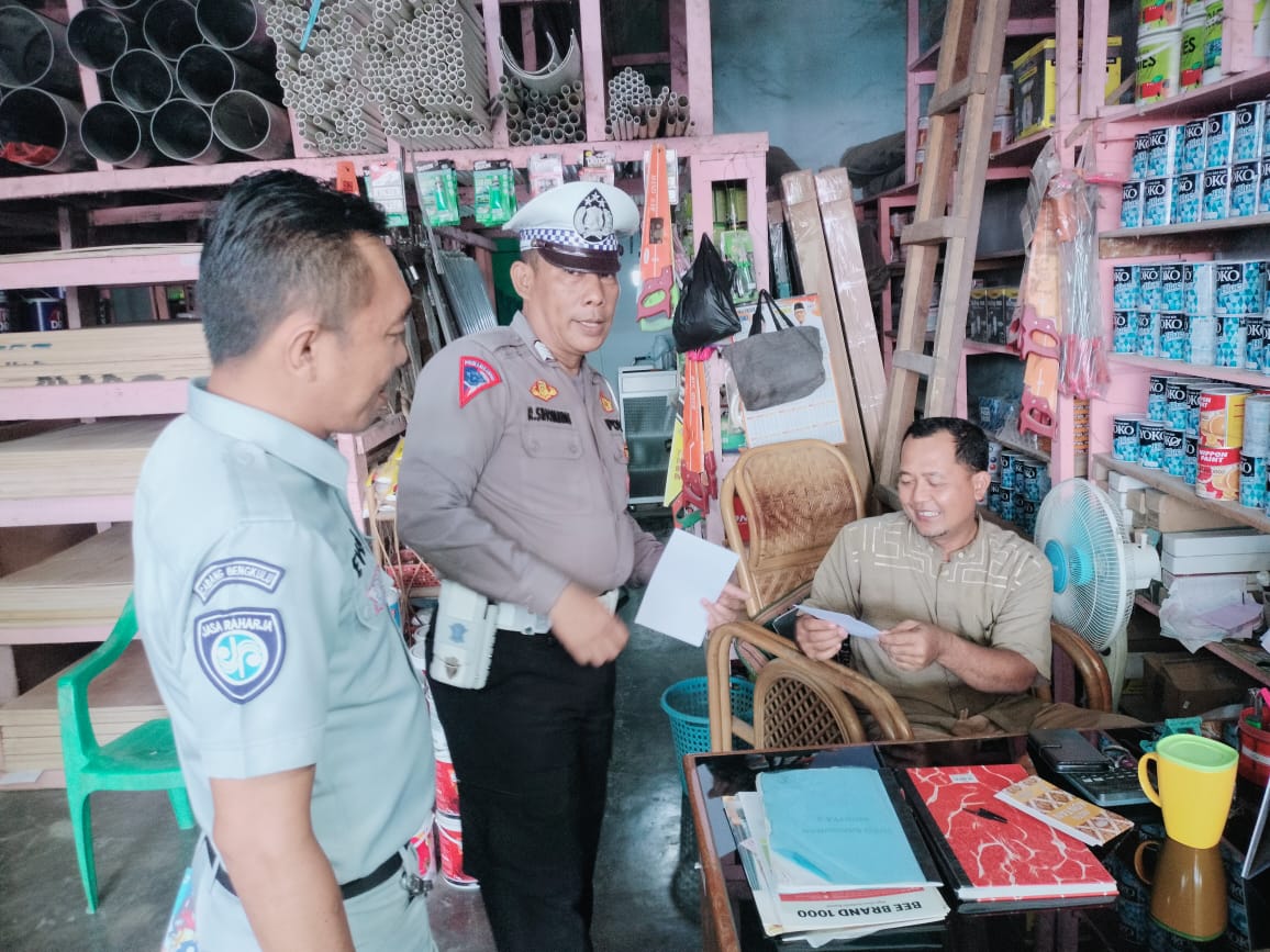 Jasa Raharja Bersama Polres Bengkulu Utara Bagikan Brosur Kepatuhan Pembayaran Pajak Kendaraan Bermotor di Kabupaten Bengkulu Utara
