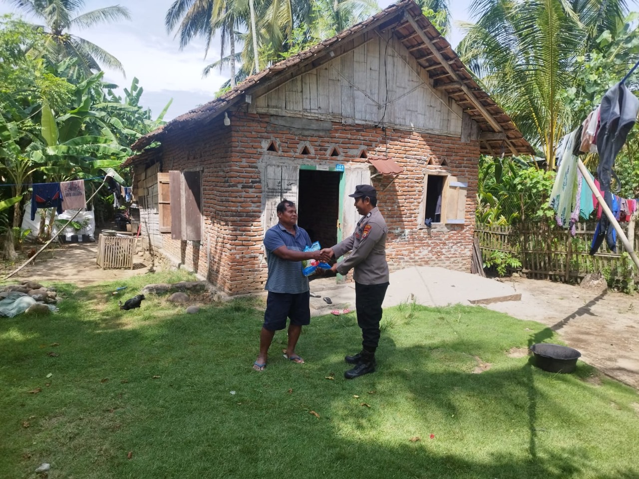 Polsek Maje Serahkan Bnatuan Beras Kepada Warga Kurang Mampu 