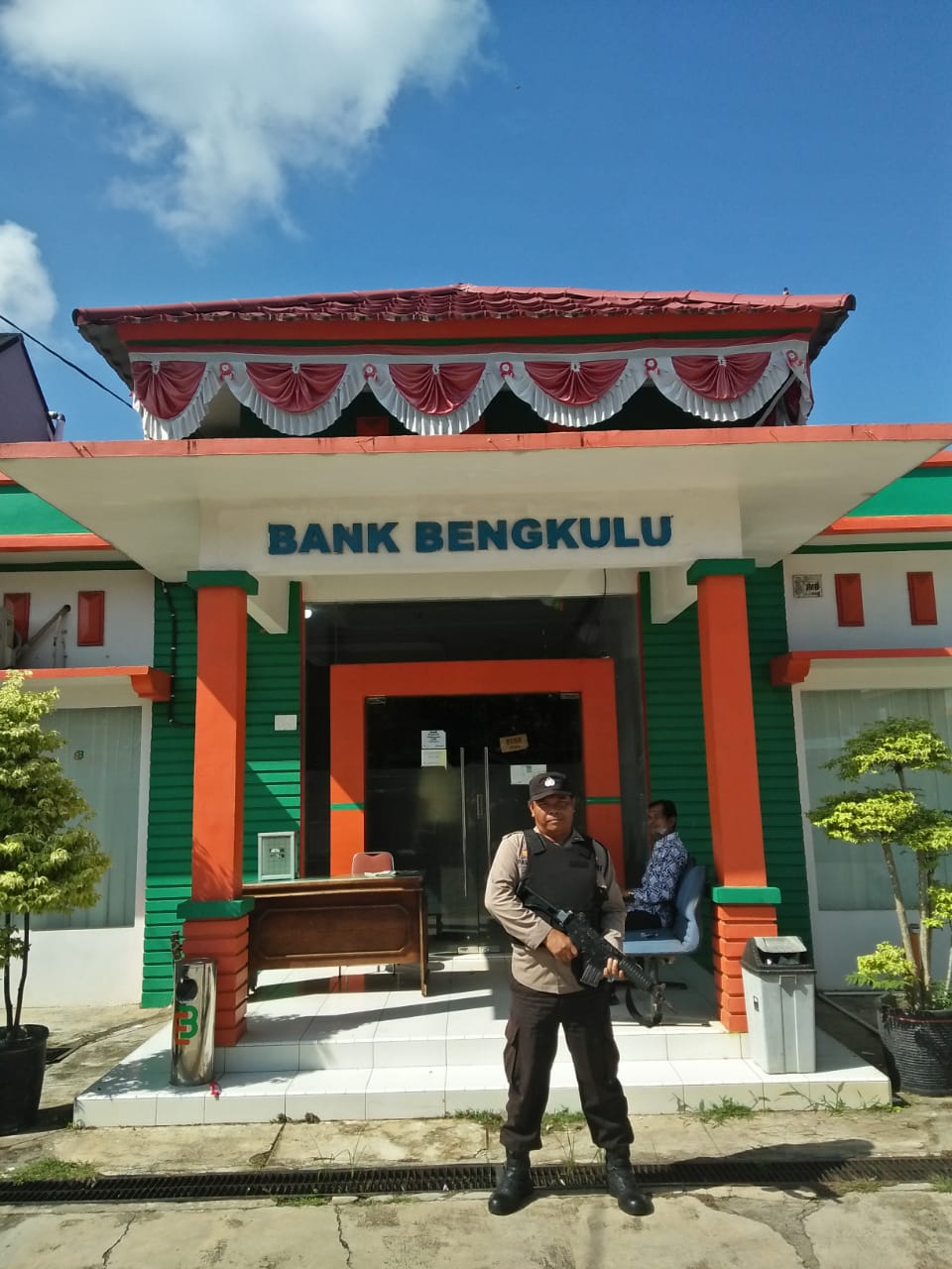 Anggota Polsek Ketahun Cek Bank Bengkulu, Berikan Rasa Aman Dan Kondusif