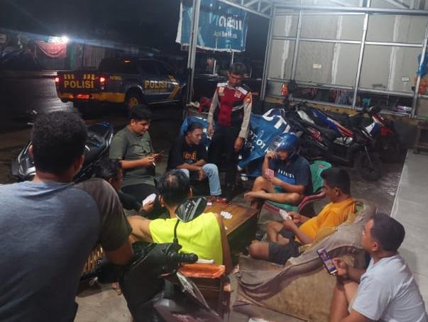 Patroli, Sat Samapta Polresta Bengkulu Sambangi Pemuda Pemudi dan Pemilik Toko Sampaikan Imbauan Ciptakan Kamtibmas 