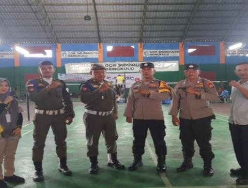 Personel Polsek Gading Cempaka Lakukan Pengamanan Popda Hari Ke-3 di GOR Sidomulyo Bengkulu 