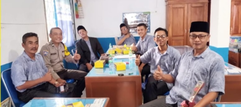 Bhabinkamtibmas Polsek Selebar Hadiri Undangan Pelepasan Siswa-Siswi Kelas IX SMPN 5 kota Bengkulu