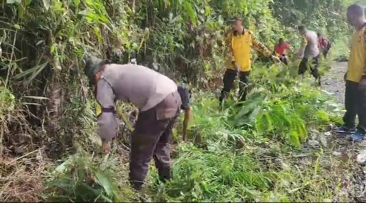 Polsek Air Besi Bersama Kecamatan Tanjung Agung Palik dan Warga Desa Tanjung Agung Gotong Royong Bersihakn Saluran Air 
