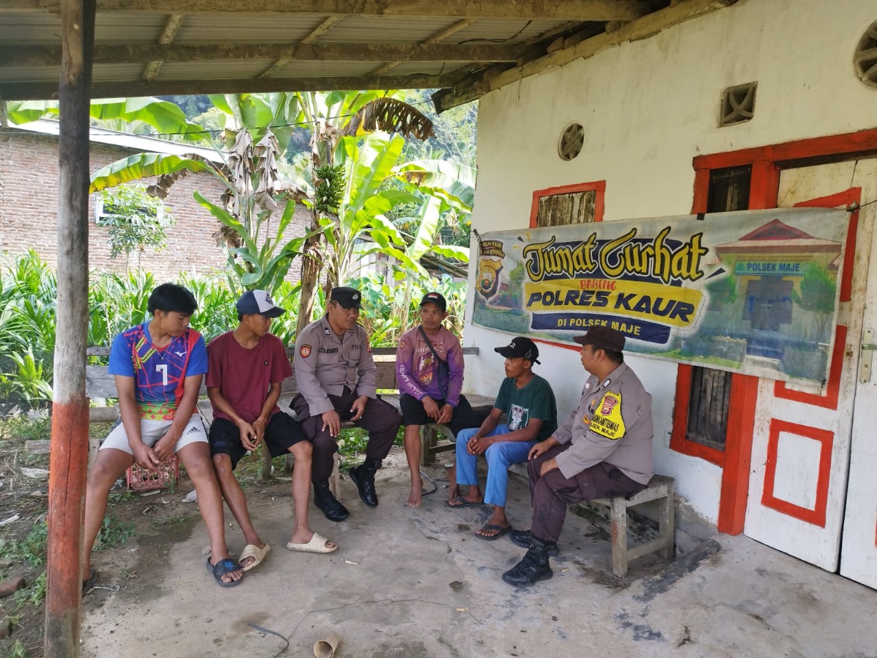 Pererat Silahturahmi dengan Masyarkat Desa Air Jelatang, Polsek Maje Gelar Jumat Curhat 