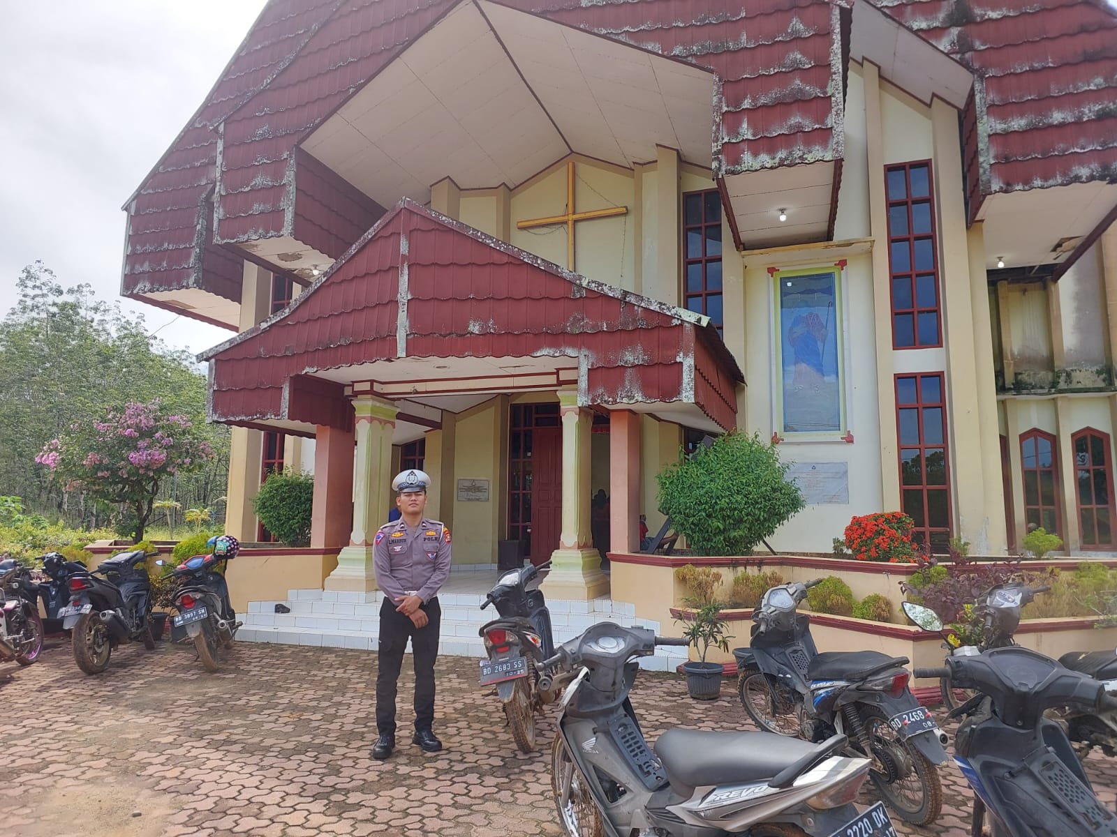 Ciptakan Keamanan yang Kondusif , Personel Polsek Ketahun Lakukan Pengamanan Ibadah di Gereja 