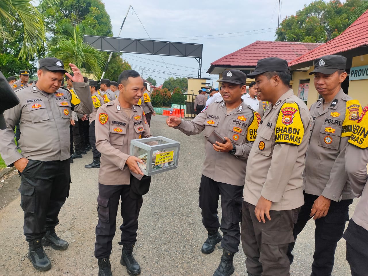 Usai Apel Pagi, Polres Seluma Laksanakan Program Seribu Berbagi 