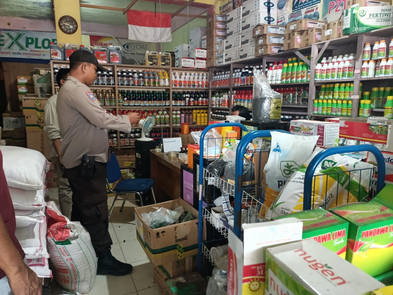 Pantau  Stok dan  Harga Sembako, Bhabinkamtibmas Sambang ke Pasar Kutau  Medan 