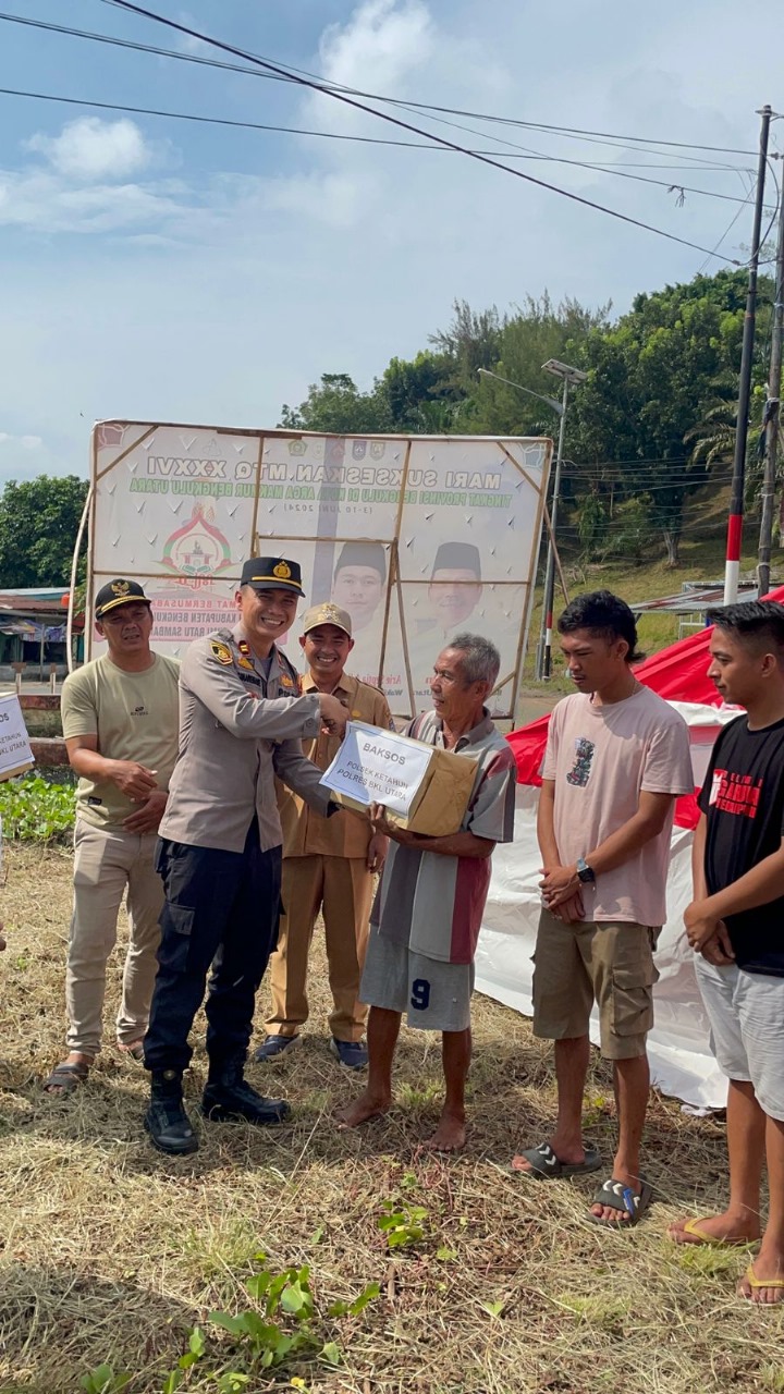 Kapolsek Ketahun Berikan Bantuan Sosial kepada Korban Kebakaran di Desa Bukit Indah