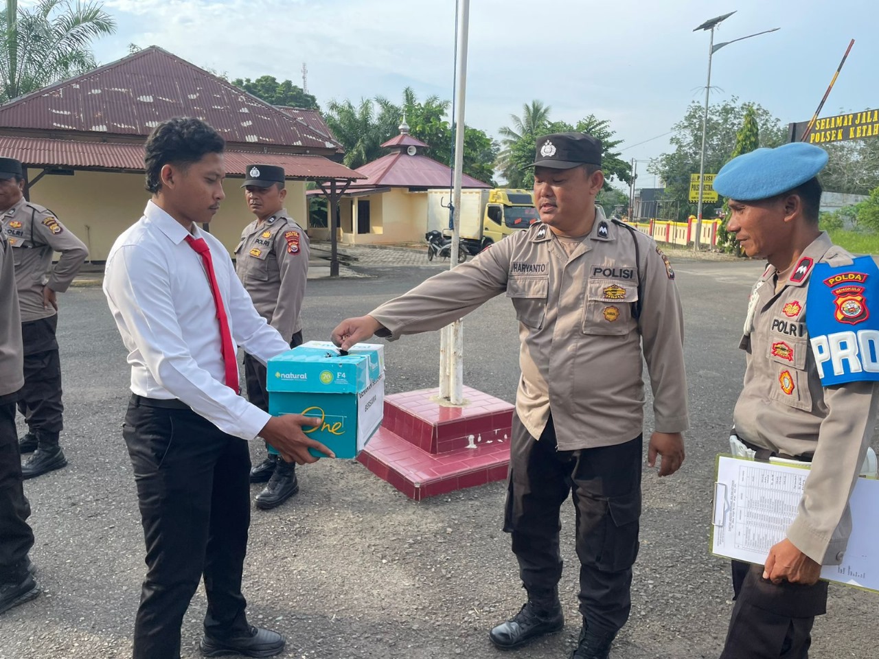 Anggota Polsek Ketahun Gelar Giat Rutin Senin Sedekah 