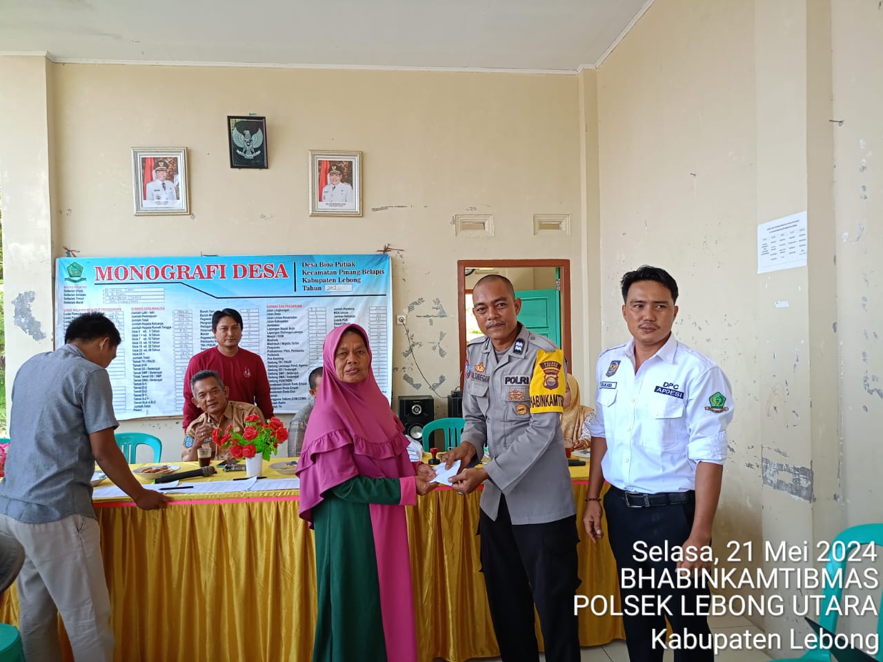 Bhabinkamtibmas Polsek Lebong Utara Hadiri Penyaluran BLT DD di Desa Bioa Putiak