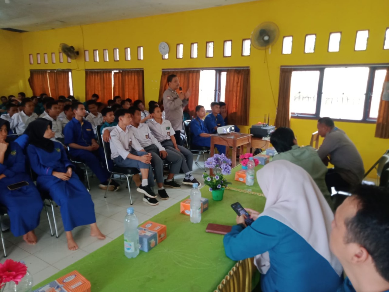 Sat Binmas Polres Seluma Berikan Penyuluhan Kenakalan Remaja di SMKN 1 Seluma