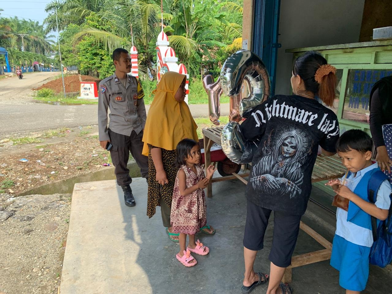 vSambangi Warga, Bhabinkamtibmas Polsek Kedurang Sampaikan Edukasi Ajak Warga Jaga Keamanan Bersama