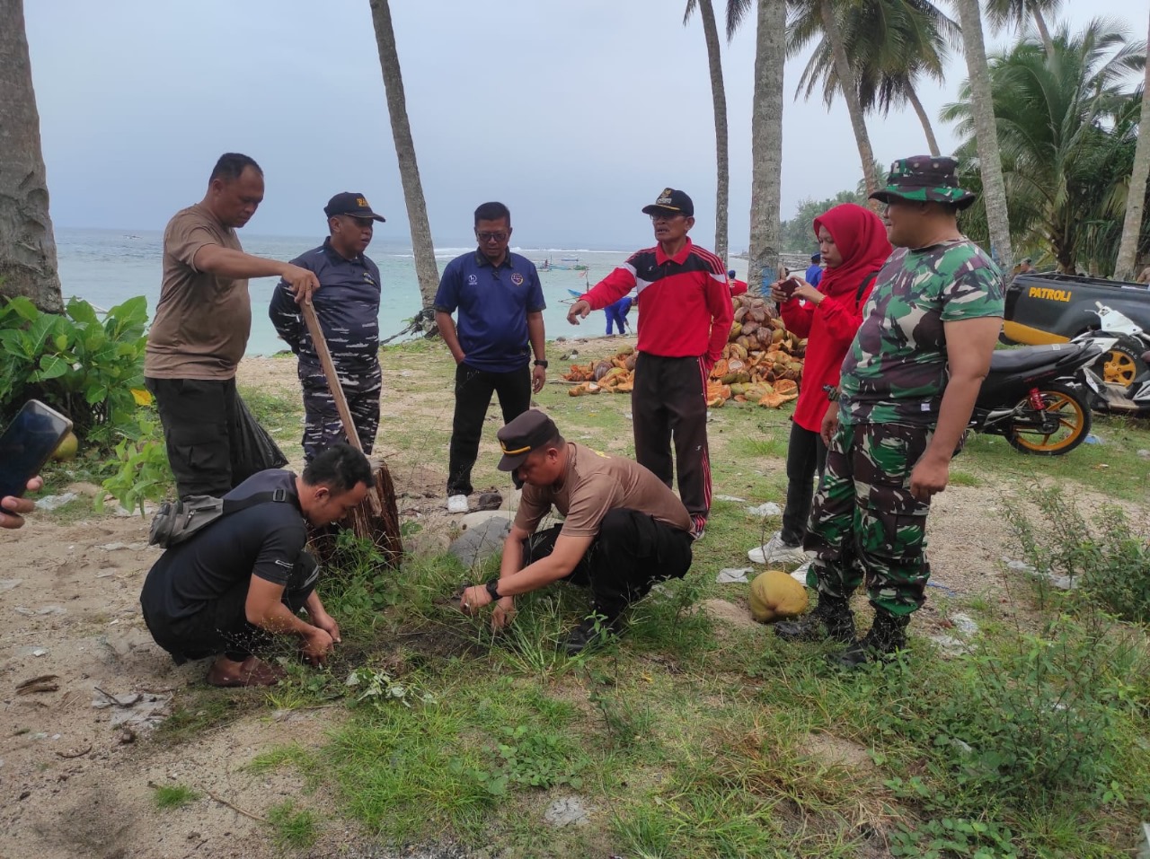 Ciptakan Lingkungan Bersih Sehat dan Asri, TNI-Polri dan Instansi Pemerintah Desa Laksanakan Bakti Lingkungan