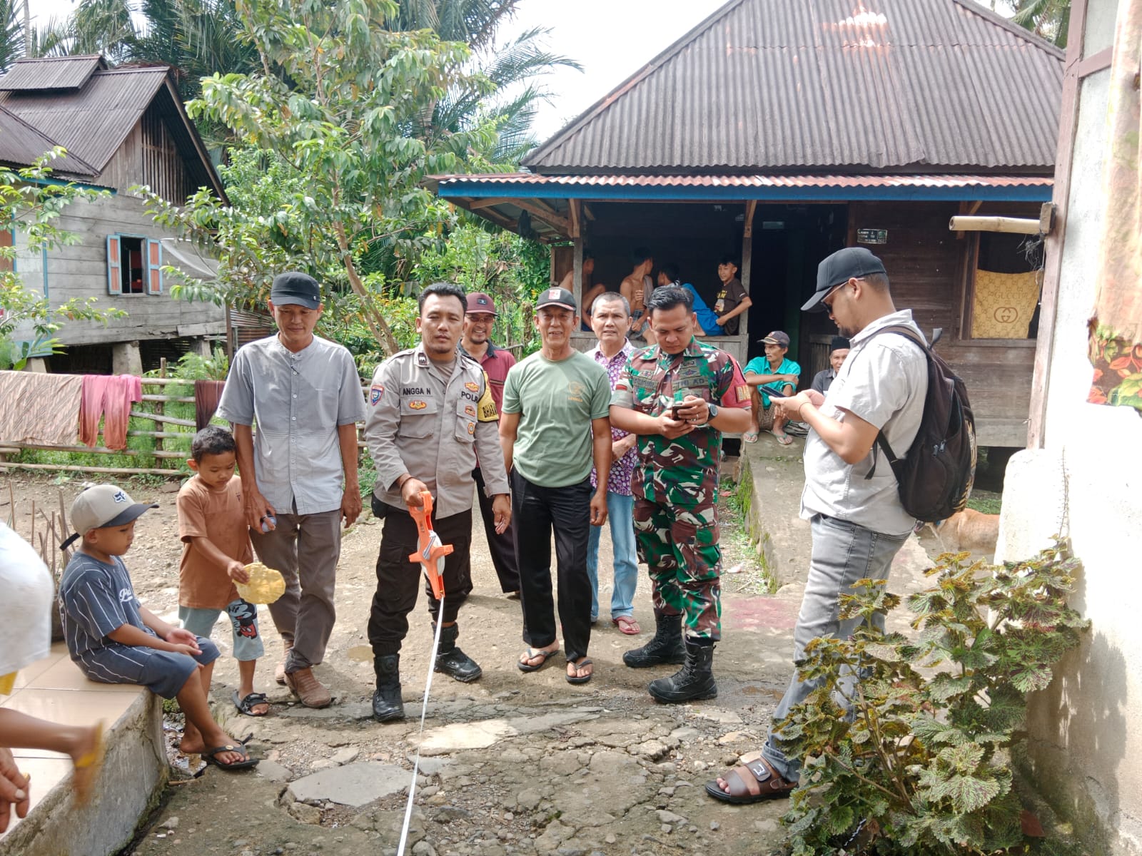Bhabinkamtibmas Polsek Lebong Selatan Hadiri Titik Nol Pembuatan Jalan di Kelurahan Tes