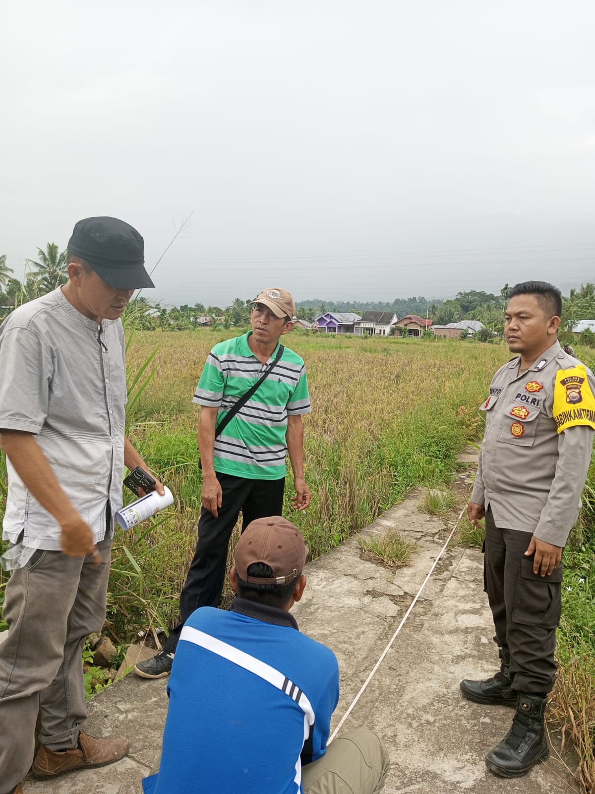Sambang, Bhabinkamtibmas Polsek Lebong Selatan Hadiri Titik Nol Pembuatan Jalan di Kelurahan Taba Anyar