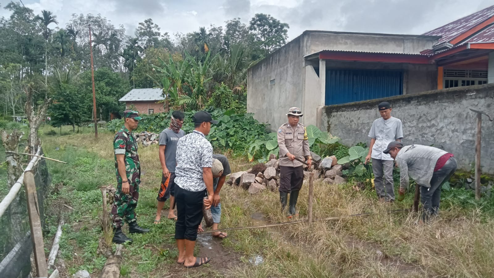 Monitoring, Bhabinkamtibmas Polsek Lebong Selatan Hadiri Titik Nol Pembuatan Jalan di Kelurahan Mubai