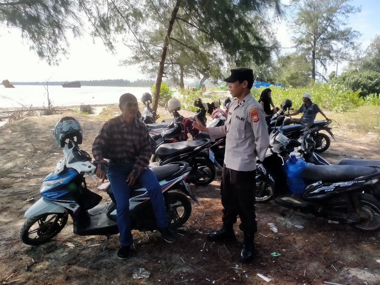 Personel Polsek KSKP Pulau Baai Patroli di Lokasi Kapal Karam Terbelah Sampaikan Imbauan Kamtibmas 