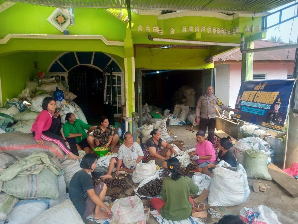 Laksanakan Jumat Curhat Polsek Padang Ulak Tanding, Dengarkan Aspirasi dan Sampaikan Pesan Kamtibmas kepada Masyarakat