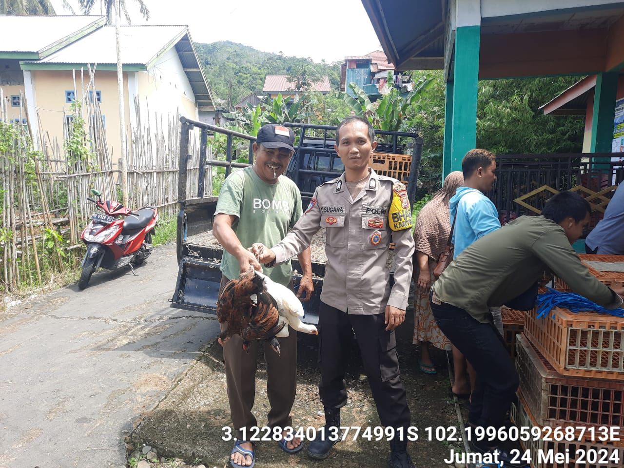 Bhabinkamtibmas Polsek Lebong Utara Hadiri Pembagian Unggas Program Ketahanan Pangan di Desa Kampung Muara Aman