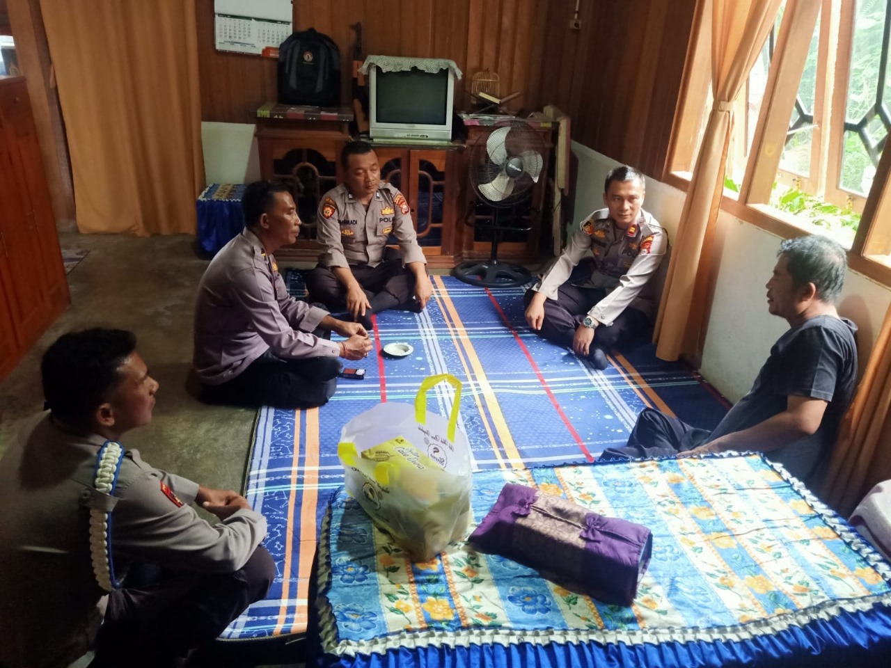 Wujud Empati Serta Peduli, Kapolsek Ketahun Jenguk Anggotanya Yang Sakit