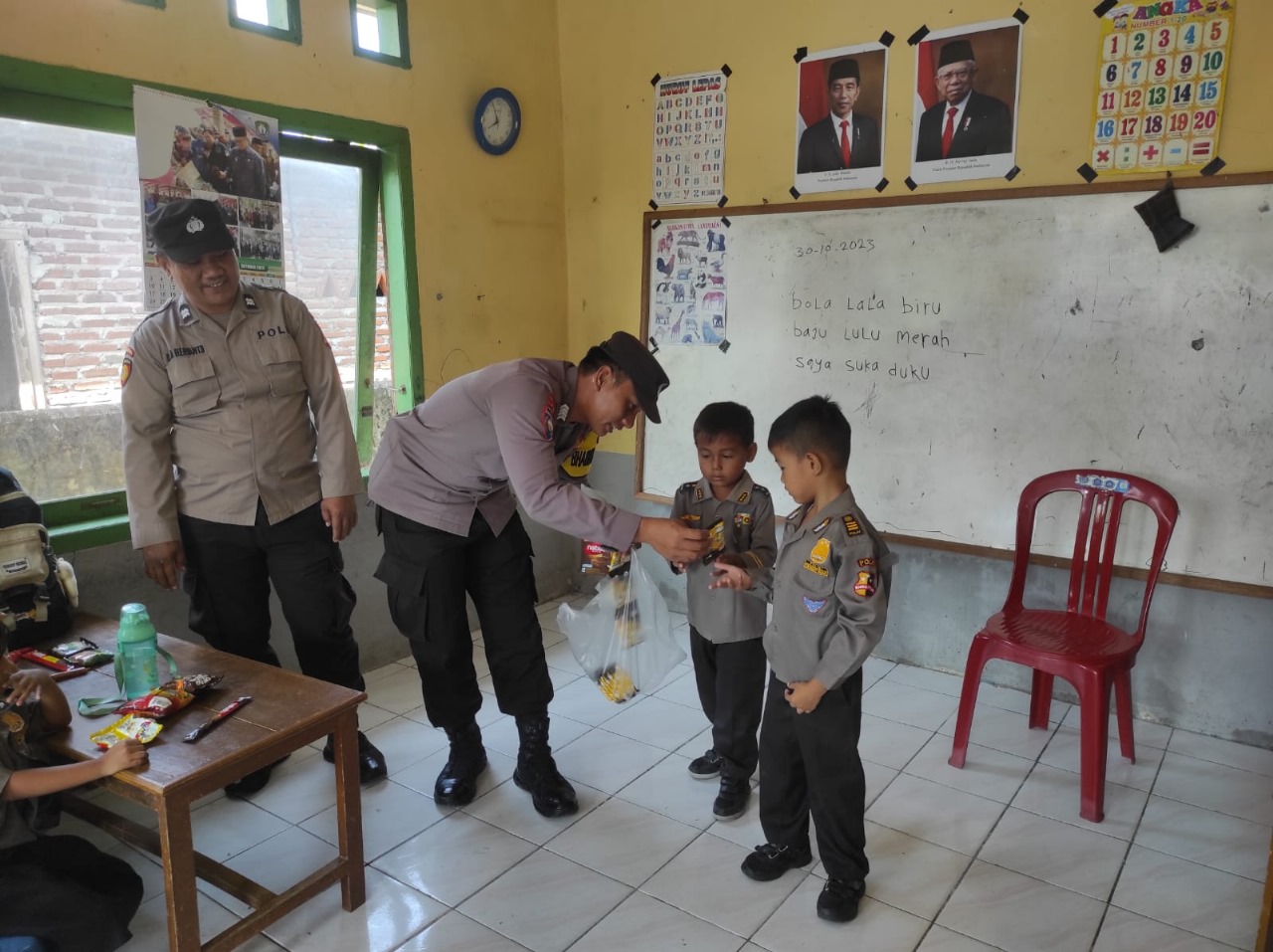 Bhabinkamtibmas Polsek Maje Police Go To School di TK PGRI Kaur