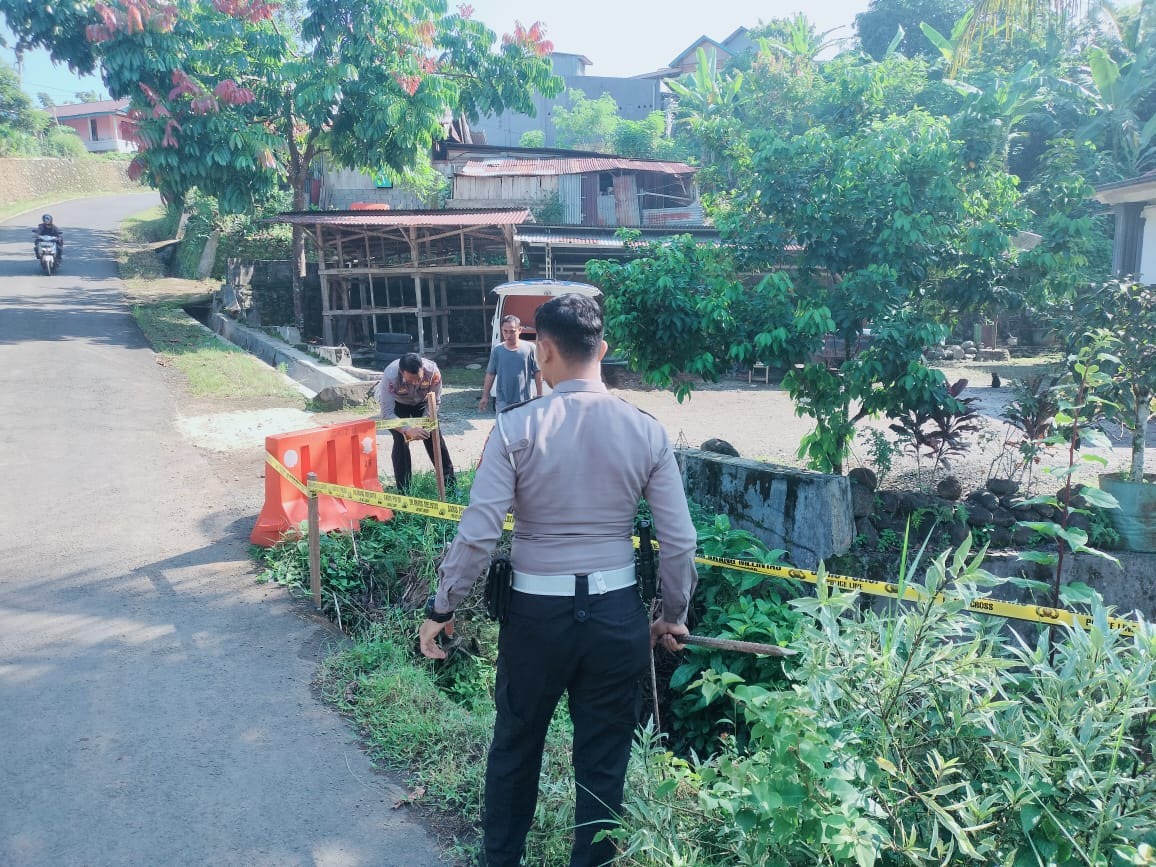 Bahu Jembatan Longsor di Desa Rama Agung, Petugas Satlantas BU Pasang Barrier dan Police Line