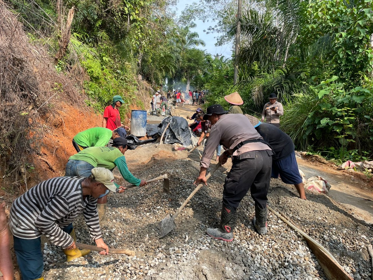 Polsek Ketahun Ikut Berpartisipasi Dalam Kegiatan TMMD di Bukit Tinggi