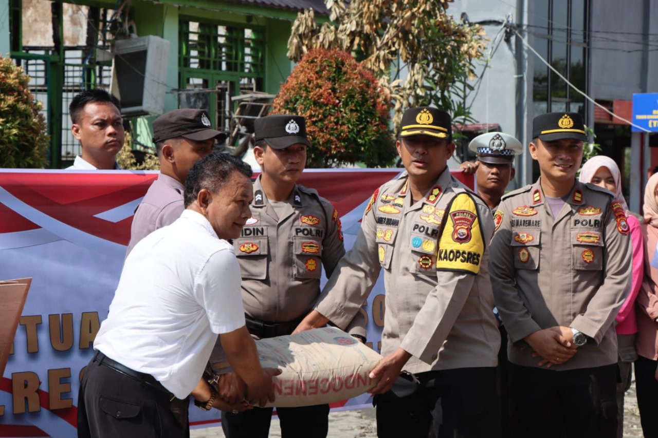 Kapolsek Ketahun Dampingi Kapolres Bengkulu Utara Berikan Baksos Ke SMK N 5 Bengkulu Utara