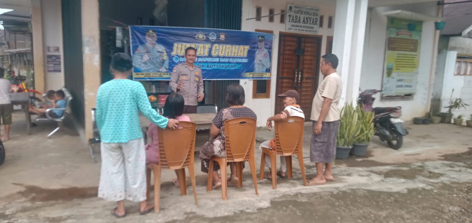 Polsek Kotapadang Jumat Curhat di Desa Taba Anyar, Dengarkan Keluhan Warga 