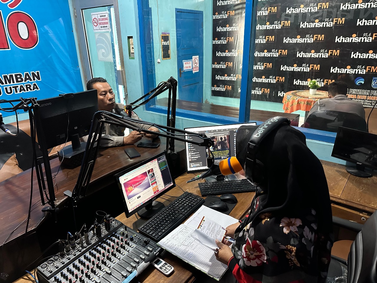 Personel Satlantas Polres BU Sosialisasikan Pengalihan Arus Lalu Lintas Pembukaan dan Pawai MTQ ke-XXXVI di Radio Karisma FM