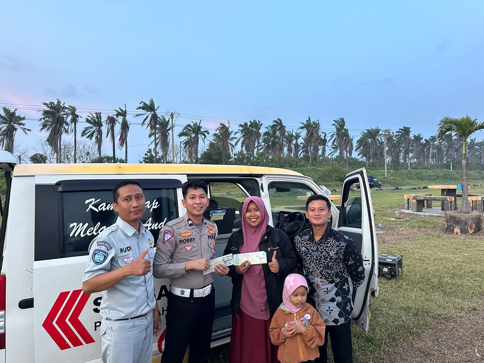 Jasa Raharja dan Samsat Mukomuko Melakukan Pelayanan “Samsat Senjo” di Pantai Abrasi