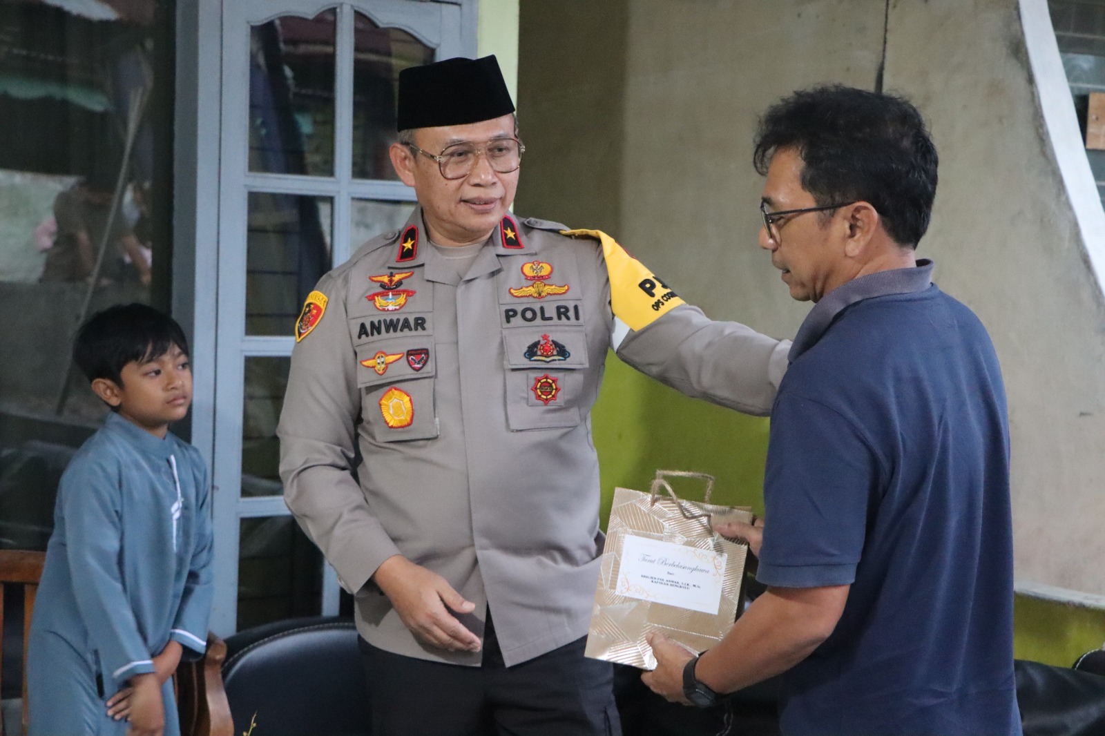 Kapolda Bengkulu Serahkan Tali Asih Kepada Keluarga Almarhum Briptu Anumerta Sony Bintang Alfalah