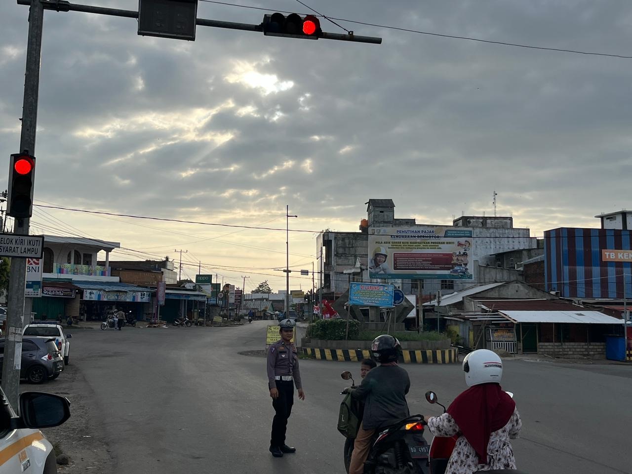 Polsek Ketahun Morning Traffic Control Dalam Rangka Terciptanya Arus Lalin di Tengah Aktivitas Masyarakat