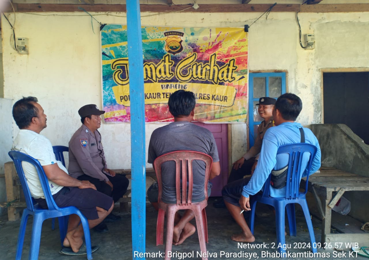Sampikan Pesan Kamtibmas, Polsek Kaur Tengah Jumat Curhat Bersama Warga di Desa Tanjung Pandan