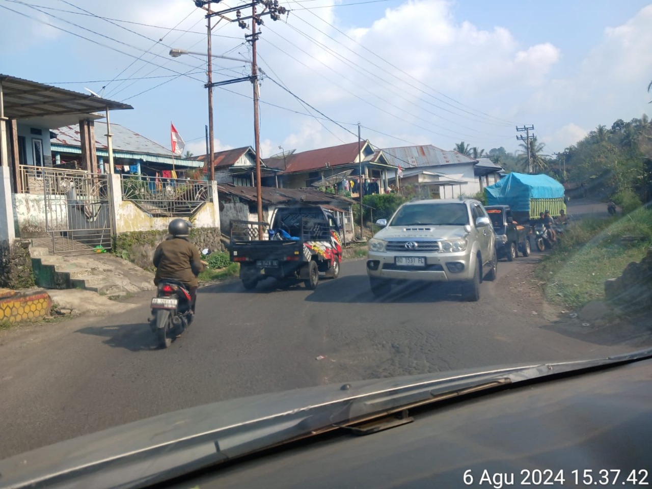Berikan Keamanan, Personel Polsek Sindang Kelingi Laksanakan Pengawalan di Jalan Lintas 
